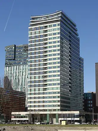 Het gebouw in 2012, nog redelijk vrijstaand