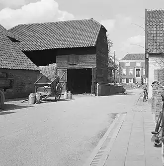 Het overgebleven bijgebouw (links) in 1963