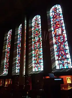 Vier gebrandschilderde ramen in de zuidgevel van de kerk. In 1954 vervaardigd door Jos ten Horn.