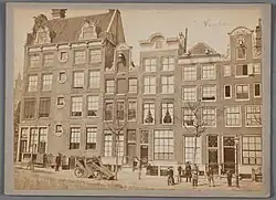 Het gebouw Leliegracht 2, links, vastgelegd door Gebroeders Douwes, rond 1875