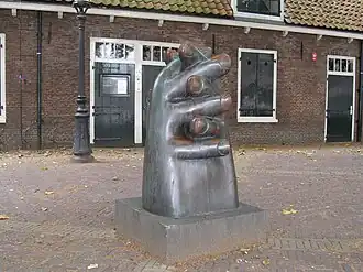 Bronsbeeld Gedankenkopf (1980) van kunstenaar Rainer Kriester aan de St.-Jacobsstraat voor woning 171