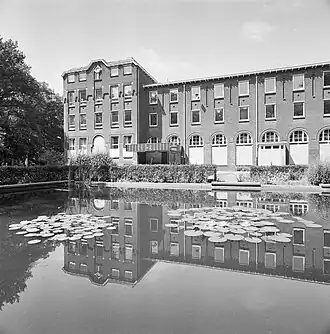 Ingang van het hoofdgebouw