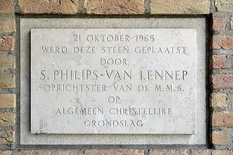 Gedenksteen bij de ingang van het Casimirgebouw.