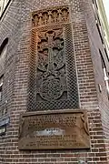 Chatsjkar aan de voorgevel van de Armeense kerk in Amsterdam