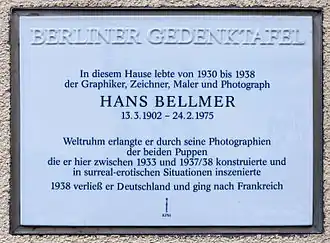 Plaquette bij het voormalig woonhuis van Bellmer aan de Ehrenfelsstraße 8a in Berlijn Karlshorst