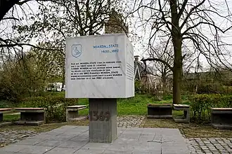 Gedenkteken voor de Wiarda State met ook het wapen van de Wiarda's.