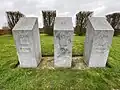 Gedenkzuilen ter herinnering aan 3 Ierse divisies - Gedenksteen met daarop de naam van de divisie. Op de voorkant van de zuil is het aantal doden, gewonden en vermisten terug te zien.