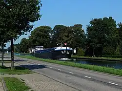 Geerdijk scheepvaart op het kanaal