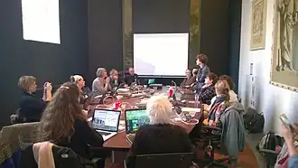 Ten Dam (staand) sprekend bij de bijeenkomst 'Bijzondere collecties', 31 januari 2017