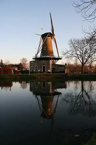 De molen weerspiegeld in de vijver