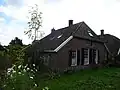 Hoeve ten dele vernieuwd, met achterbaander
