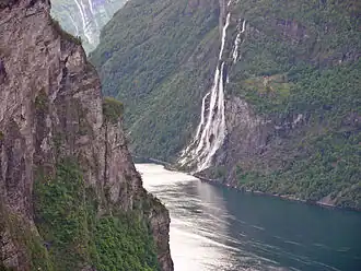Zicht op fjord en waterval