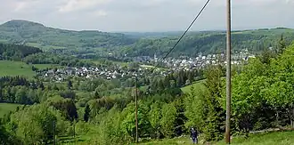 Gezicht op Geising vanaf de ten zuiden ervan gelegen berg Kohlhaukuppe