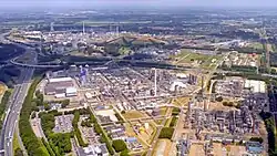Industriecomplex Chemelot in 2011; de rampplek bevond zich links van het midden.