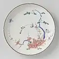 Drie wintervrienden met vogels en gebonden heggetjes, Kakiemon porselein (1670-1690)