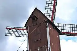 Molenkast, dakkapel met modillons en piron