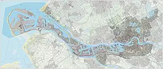 De Rotterdamse havens met onder meer de Maasvlakte links