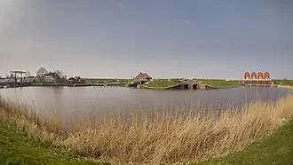 Gemaal Rozema (rechts) en het oude Gemaal Cremer in het midden