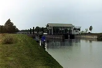 Gemaal Den Deel in het Boterdiep. De bomenrij aan de overzij loopt langs de N996