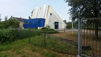 Het wit-blauwe moderne gemaal; op de achtergrond het oude (juli 2018)