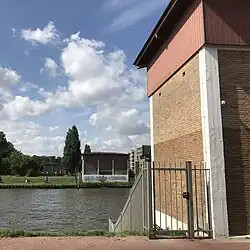 Totaal overzicht met beide syphongebouwen en linksachter staat het gemaal. Het water op de voorgrond is het Amsterdam-Rijnkanaal.