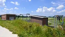 De gemalen Oude Pekela (links) en Zuiderveen (rechts) gezien vanaf de dijk langs de Pekel A. Gemaal Zuiderveen is verantwoordelijk voor het leegpompen van het gebied indien het onder water gezet wordt