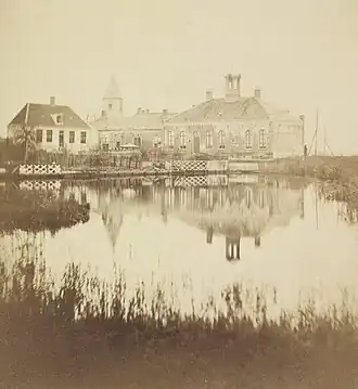 het raadhuis in de 19e eeuw, met in het verschiet de Petruskerk