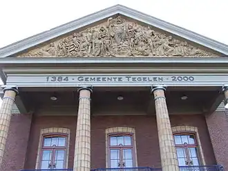 Detail portico met gebeeldhouwd fronton