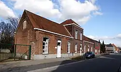 Gemeentehuis van Daknam, postkantoor en jongensschool