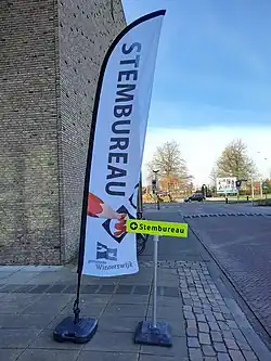De ingang van een stembureau in Winterswijk, aangegeven met banner en bord