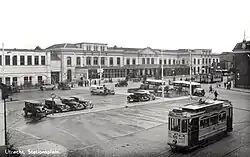 Motorwagen 55 op lijn 2 van de Gemeentetram Utrecht (GTU) op het Stationsplein te Utrecht, met op de achtergrond het Centraal Station; circa 1930-1938. Collectie van het Utrechts Archief.