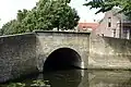 Gemetselde boogbrug over de Burgwal