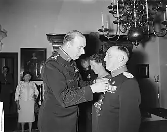 Generaal Valk (links) speldt generaal Dijkstra "Ridder Nederlandse Leeuw" op