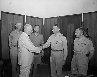 Generaal Spoor ontvangt een Amerikaanse onderscheiding (Medal of Freedom with Bronze Palm) van Walter A. Foote, de Amerikaanse consul-generaal te Batavia (Jakarta) voor zijn werkzaamheden als directeur van NEFIS tijdens de oorlogsjaren, op voorspraak van generaal MacArthur. Derde van links generaal Buurman van Vreeden, 7 juli 1946