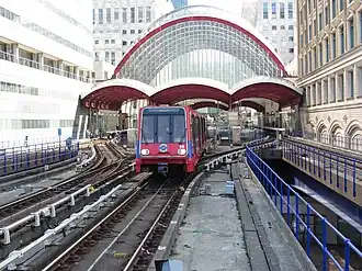 DLR-treinstel verlaat station Canary Wharf