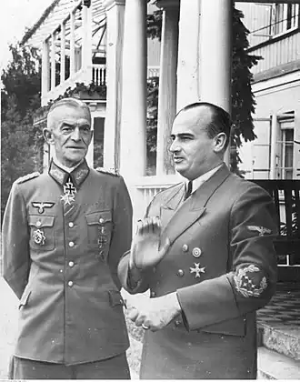 Gouverneur-Generaal Hans Frank en generaal Siegfried Haenicke (links) voor het jachtslot in Spała.