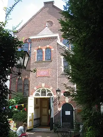 De ingang van de Genestetkerk.