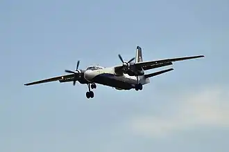Een Antonov An-26 van Genex