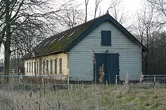 Houten genieloods bij het fort.