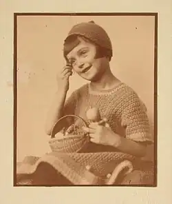 Mädchen im Strickkleid, 1930