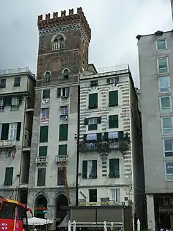 Toren aan de Piazza Caricamento