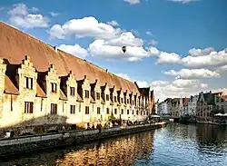 Achterzijde aan de Leie met de doorsteken