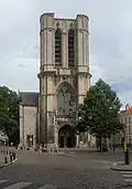 De onafgewerkte toren van de Sint-Michielskerk