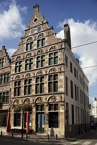 Het Huis der Gekroonde Hoofden op de hoek van de Burgstraat met het Gewad