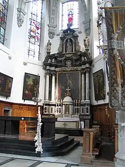 Het priesterkoor en altaar