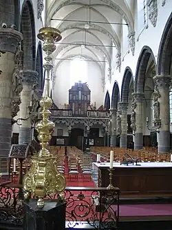 Het kerkschip en het kerkorgel