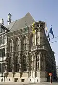 Stadhuis van Gent met vlag Oost-Vlaanderen aan de linkerkant