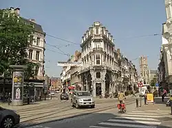 Hippoliet Lippensplein in 2010, toen auto's nog tussen de twee pleinhelften konden rijden