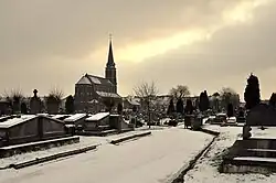 De kerk en een deel van het kerkhof