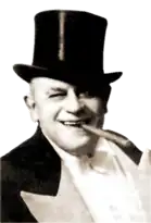 George Claude Lockhart (1885-1979), die werkte bij het Belle Vue-circus in Manchester, was de eerste spreekstalmeester met de traditionele pandjesjas en zwarte hoge hoed.[1]